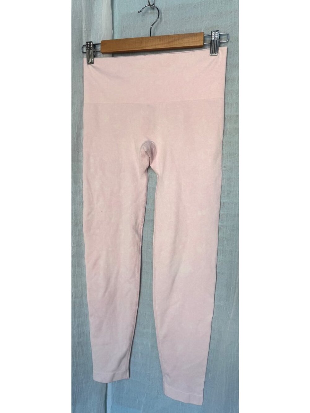 Yoga licious high-waisted seamless athletic leggings in a soft, light size M